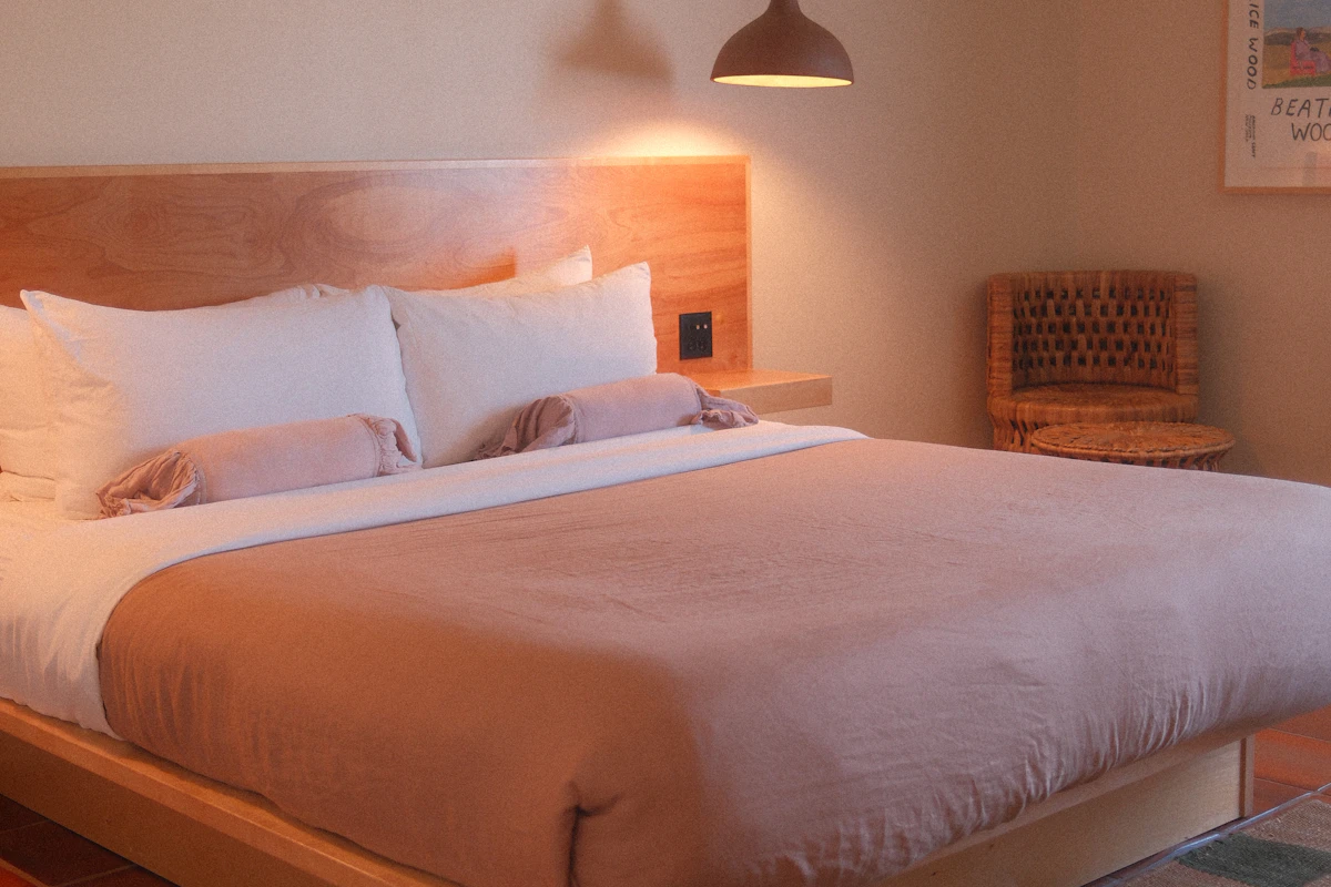 Lämminsävyinen hotellihuone, kuvituskuva